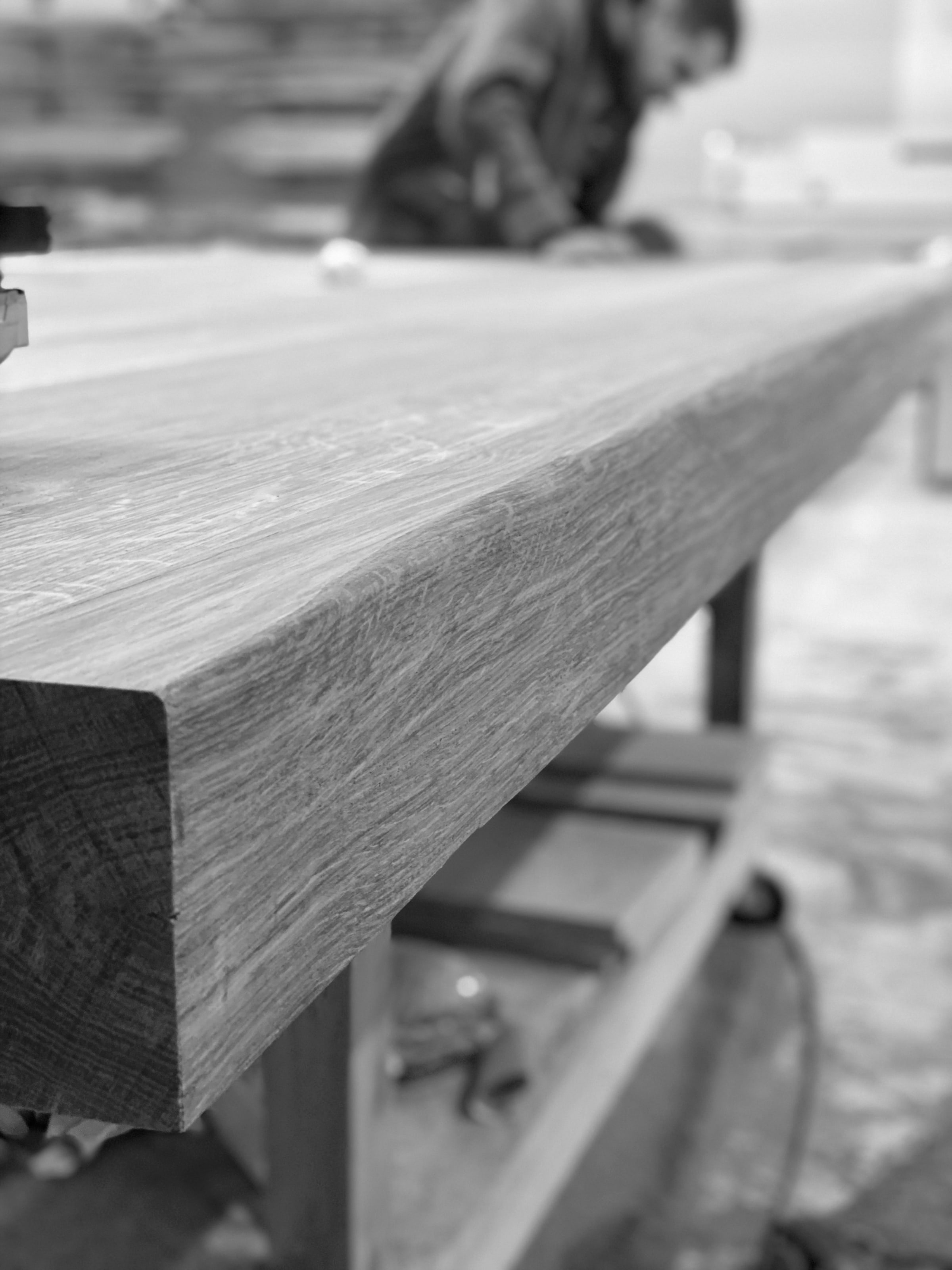 Compagnon travaillant une pièce en bois massif dans l’atelier Les Woodbrothers